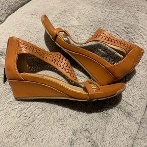 Kenneth Cole small wedge sandals